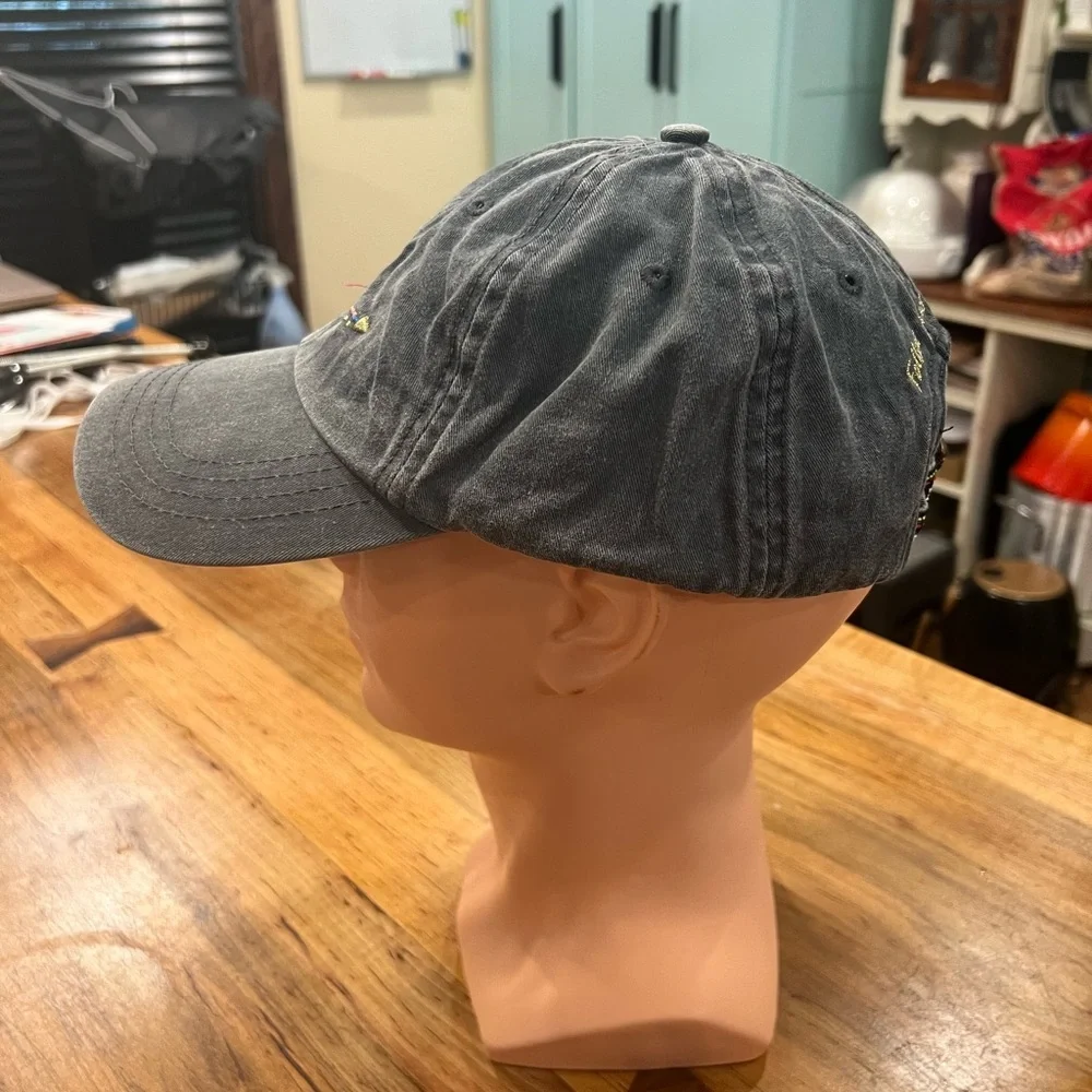 NATURAL LIFE Charcoal Cap with Embroidered Arrow Details